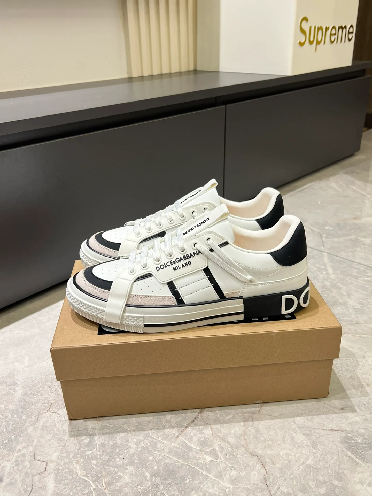 p480 Original order Couple model DG's new Custom 2.Zero sneakers combine the characteristic elements of the brand's two classic series, combining the simple and elegant silhouette of Portofino with the urban and capable attitude of Miami. Calfskin upper with contrasting details, micro-injection rubber logo on the side, laminated Dauphine leather heel, sheepskin lining, original outsole Size: Women's 35-40 (34, 41 can be ordered), Men's 38-44 (45, 46 can be customized)